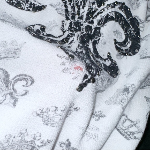 Yvette Mandell White Tee Fleur De Lys Crown Print Small Silver Stud Embellished - Picture 9 of 10